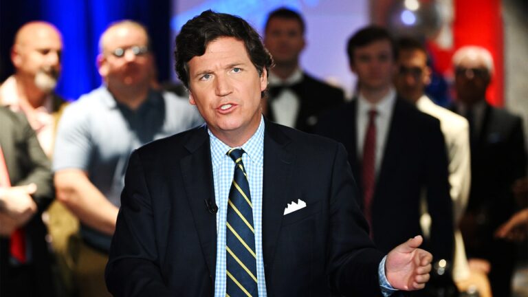 Tucker Carlson utilise son émission sur Twitter pour intensifier sa guerre avec Fox News