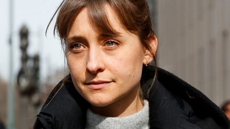 Allison Mack, anciennement de NXIVM, a publié tôt le bon comportement