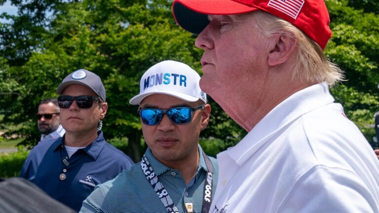 « Il est farouchement protecteur »: l&rsquo;assistant de Trump, Walt Nauta, pourrait payer le prix ultime de la fidélité