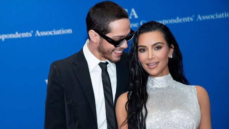 Kim Kardashian admet que sortir avec Pete Davidson était une sorte de mouvement étrange pour elle