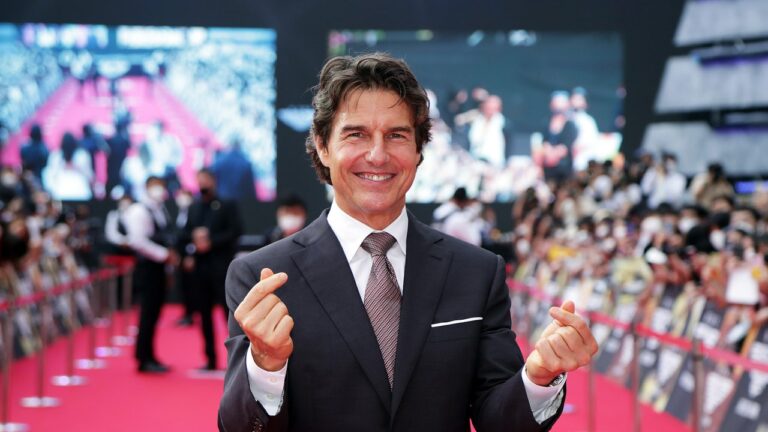 La cascade la plus folle de Tom Cruise à ce jour : jouer le petit ami d&rsquo;Instagram pour sa mission : Impossible Costars
