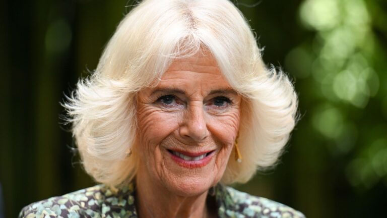 La reine Camilla célèbre son anniversaire avec des coups de feu à travers le Royaume-Uni