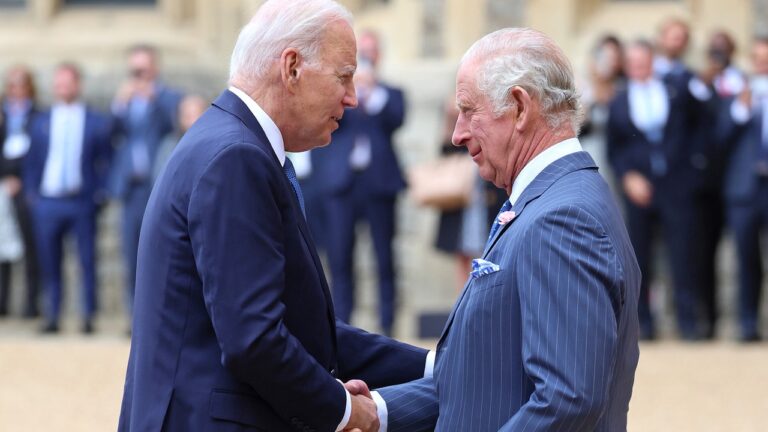 Le président Biden n&rsquo;a pas enfreint le protocole royal en touchant le roi Charles