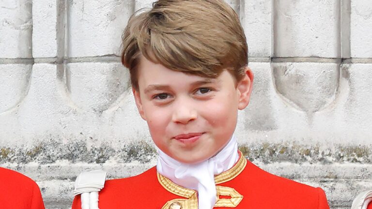 Le prince George sait qu&rsquo;il est le futur monarque, mais ses parents le « protégent »