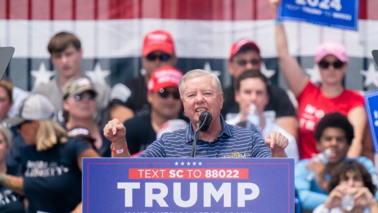Lindsey Graham aux partisans de Trump le huant impitoyablement : « Merci beaucoup, beaucoup »