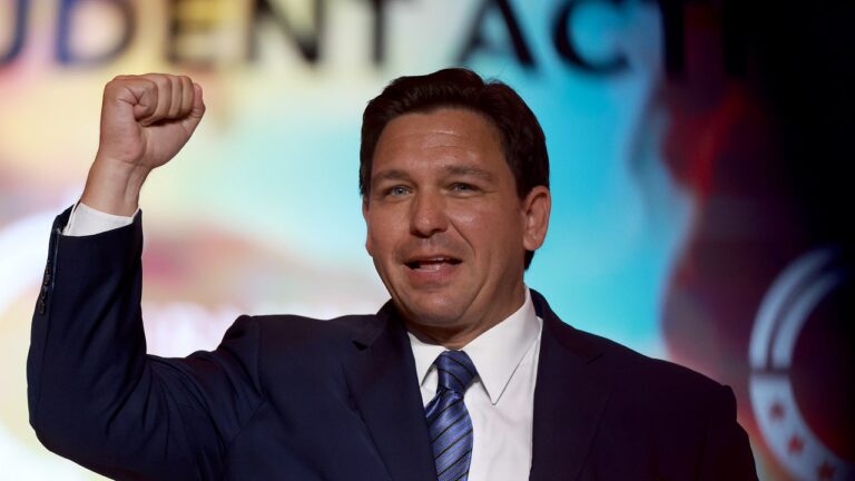 Ron DeSantis mange de la pizza tout en allant au bâton pour Big Coal