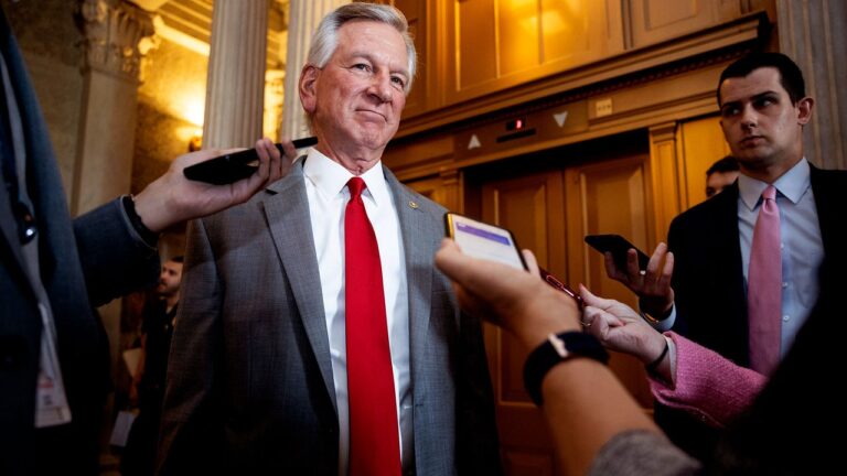 Tommy Tuberville, sénateur américain en 2023, vient tout juste d&rsquo;accepter l&rsquo;idée que les suprématistes blancs sont racistes