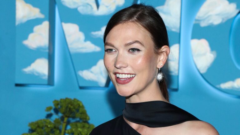 Karlie Kloss était une participante non VIP au triomphe de Taylor Swift, White-Wine-Swigging, 1989 (version de Taylor) – Annonce du spectacle final de la tournée Eras