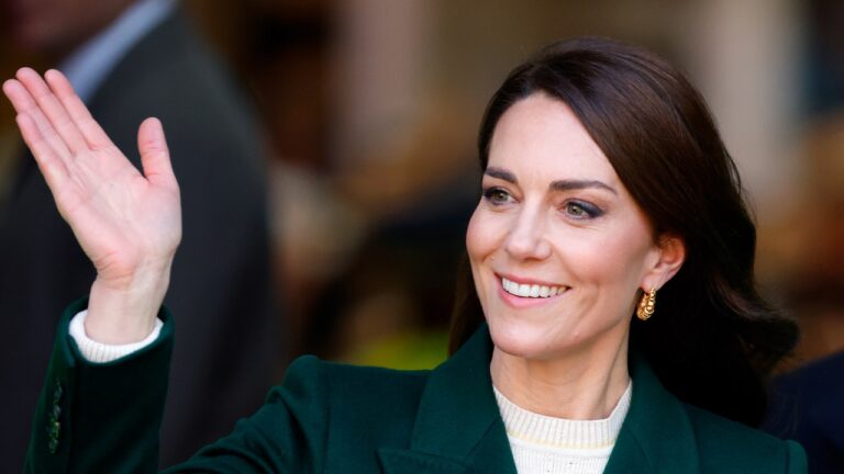 La princesse Kate a enlevé ses chaussures pour sortir avec Roman Kemp et sa famille