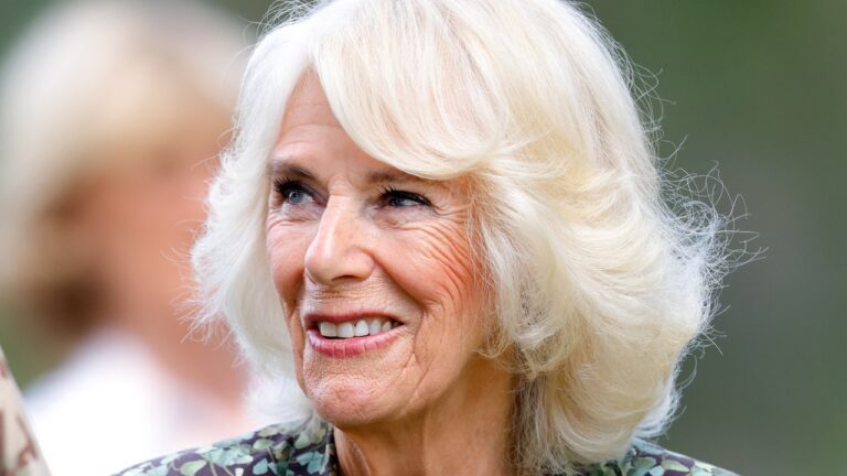 La reine Camilla est une « grand-mère incroyable », déclare Sara Parker Bowles