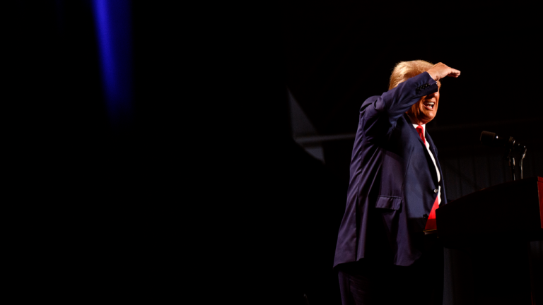 Le péril juridique de Donald Trump pourrait le propulser dans le débat du GOP : « Il veut être au centre de la scène »