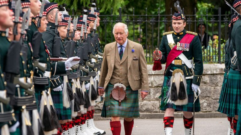 Le roi Charles III commence ses vacances à Balmoral avec un défilé et un kilt