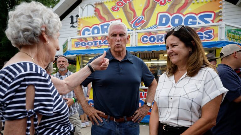 Ne regardez pas tous en même temps, mais Mike Pence pourrait développer une colonne vertébrale