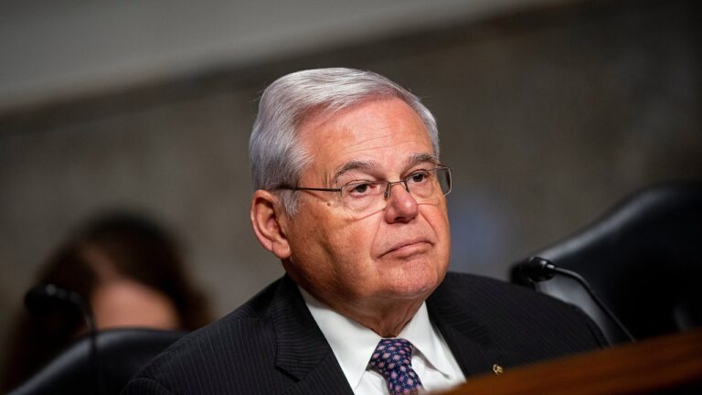 Pourquoi Bob Menendez, soumis à une deuxième enquête fédérale, peut patiner jusqu&rsquo;à la réélection