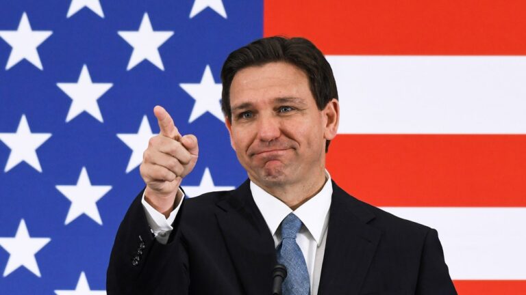 Ron DeSantis est si douloureusement maladroit que les gens qui le méprisent se sentent désolés pour lui : rapport