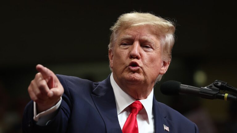 Trump prévoit de se défendre contre les accusations électorales en jetant ses avocats sous le bus : rapport