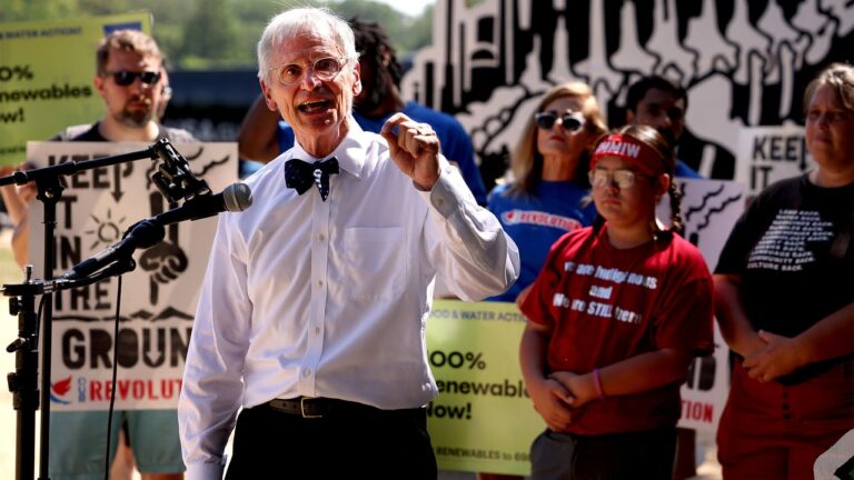 Biden ne peut pas continuer à reporter une déclaration d&rsquo;urgence climatique, déclare un démocrate en tête