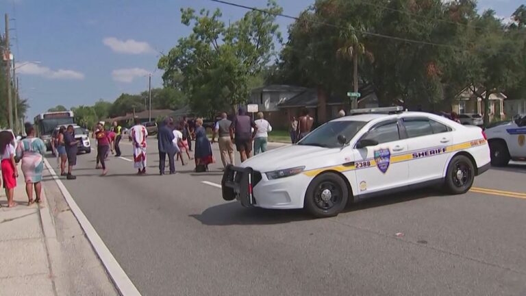 Jacksonville, en Floride, un homme armé tue trois personnes dans une fusillade raciste