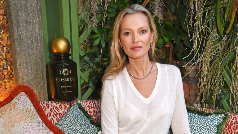 Kate Moss à presque 50 ans : dans le déni du vieillissement, entièrement axée sur les cristaux