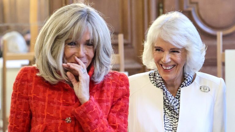 La reine Camilla et Brigitte Macron éclatent de rire dans une bibliothèque