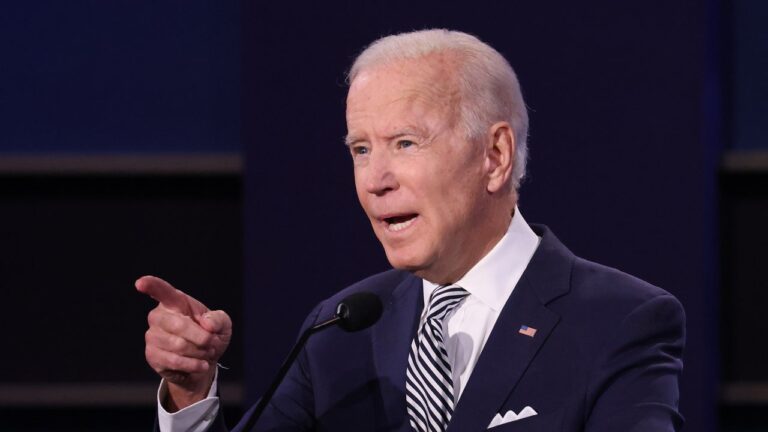 L’approche discrète de Biden face aux actes d’accusation de Trump sera-t-elle payante ?