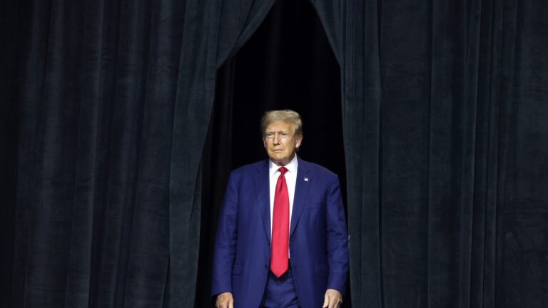 Le premier rassemblement post-Mugshot de Donald Trump ne déçoit pas : « Je suis inculpé pour vous »