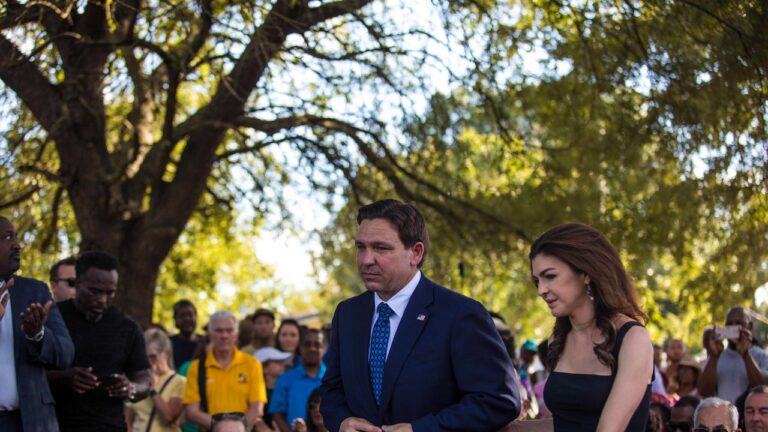 L&rsquo;ouragan Idalia oblige Ron DeSantis à suspendre sa campagne.  Sa politique est toujours en jeu