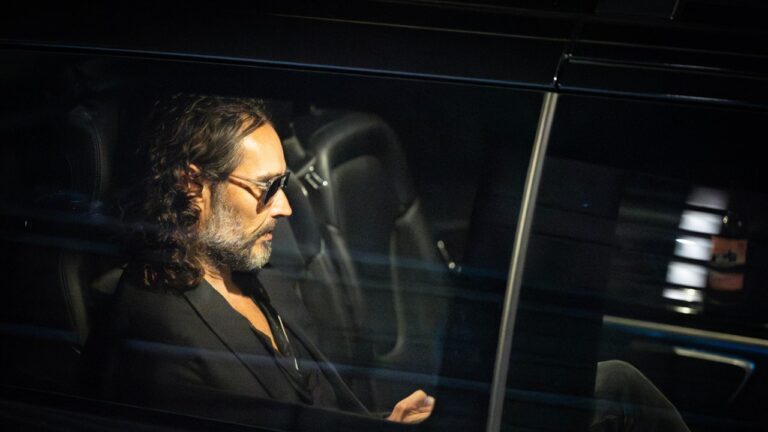 Russell Brand monte sur scène pour applaudir suite aux allégations de viol et d&rsquo;abus