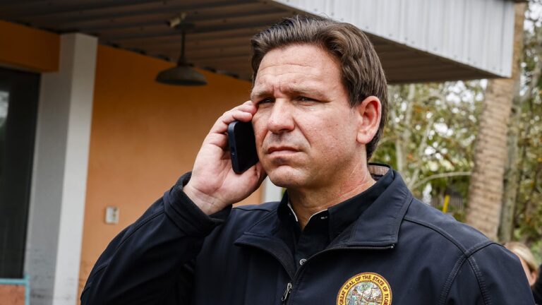 Si quelqu&rsquo;un sait où trouver 50 millions de dollars, c&rsquo;est le Super PAC de Ron DeSantis qui cherche