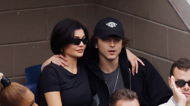 Timothée Chalamet et Kylie Jenner lobent un PDA lors de la finale de l&rsquo;US Open