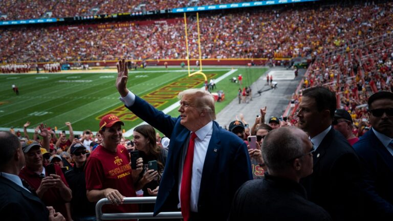 Trump et DeSantis jouent à l&rsquo;offensive lors de la rivalité de football dans l&rsquo;Iowa
