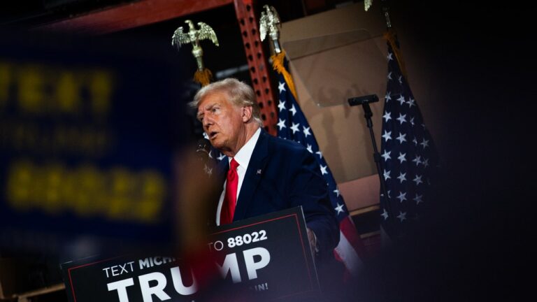 Donald Trump, défenseur de la classe ouvrière, dit aux travailleurs de l&rsquo;automobile en grève qu&rsquo;ils ne « font pas de piquet pour la bonne chose »