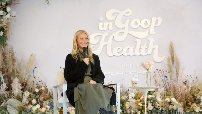 Gwyneth Paltrow et Brad Pitt font la promotion mutuelle de leurs gammes de soins de la peau dans la presse