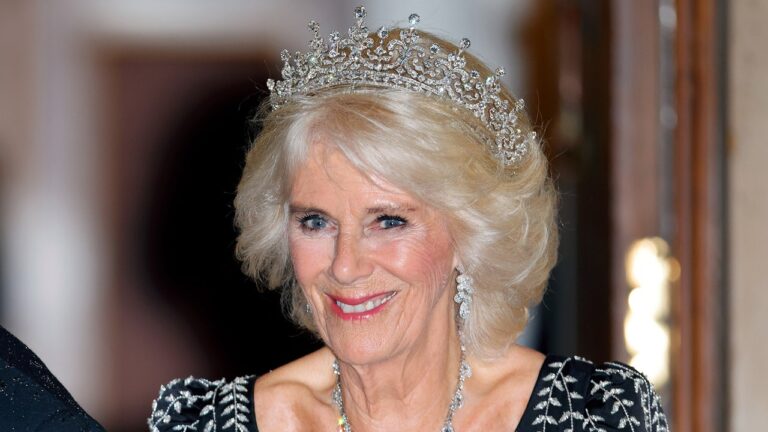La reine Camilla rend hommage à la défunte reine lors d&rsquo;un dîner au Mansion House