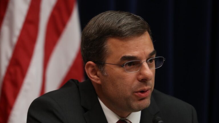 L&rsquo;ancien représentant Justin Amash rapporte que des proches ont été tués lors d&rsquo;une grève contre une église à Gaza