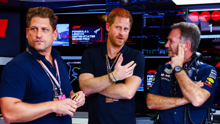 Le prince Harry fait un arrêt au stand au Grand Prix F1 America