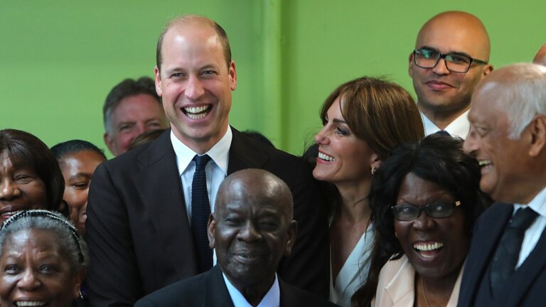 Le prince William emprunte une astuce à la défunte reine pour obtenir la photo de groupe parfaite