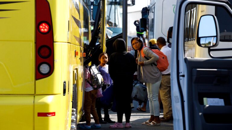 Le shérif du Texas n&rsquo;a pas oublié le coup « illégal » anti-migrants de Ron DeSantis