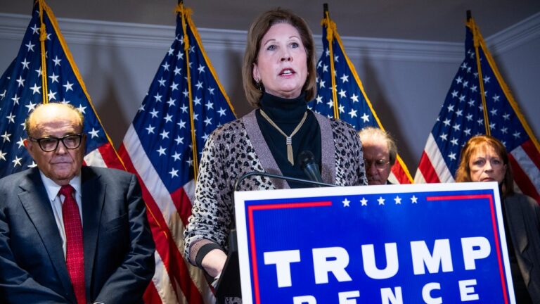 Surprise : Trump prétend connaître à peine Sidney Powell après qu&rsquo;elle ait plaidé coupable et accepté de témoigner contre les coaccusés