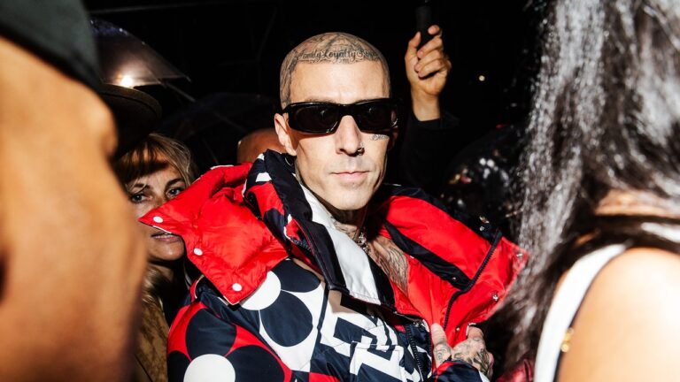 Travis Barker sur les rumeurs sur lui et Kim Kardashian : « Tellement ridicule »