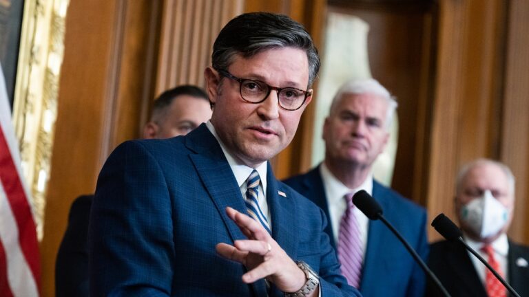 Mike Johnson a essentiellement admis que la campagne de destitution de Biden était une imposture partisane : rapport