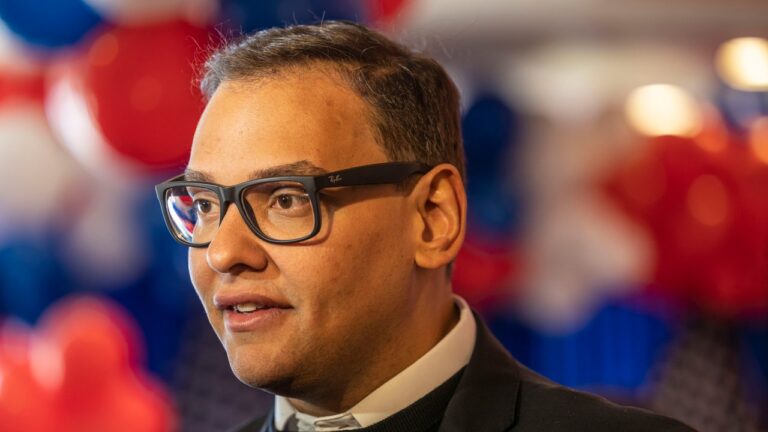 Mike Johnson suggère qu&rsquo;il est prêt à accepter les conneries de George Santos pour que les républicains puissent maintenir la majorité à la Chambre