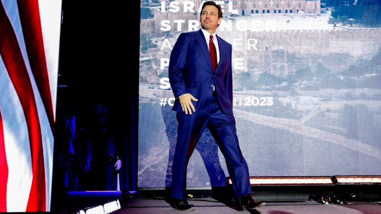 Ron DeSantis jure qu&rsquo;il ne porte pas de rehausseurs – les experts disent qu&rsquo;il ajoute très certainement des centimètres supplémentaires en catimini