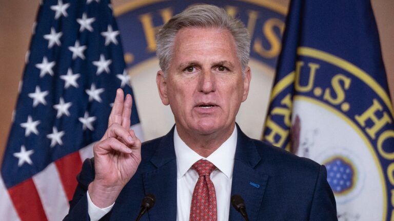 « Un coup franc dans les reins » : le républicain Tim Burchett affirme que Kevin McCarthy Sucker lui a donné un coup de poing dans le dos et déclare que l&rsquo;ancien président de la Chambre est un « poulet » sans « tripes »