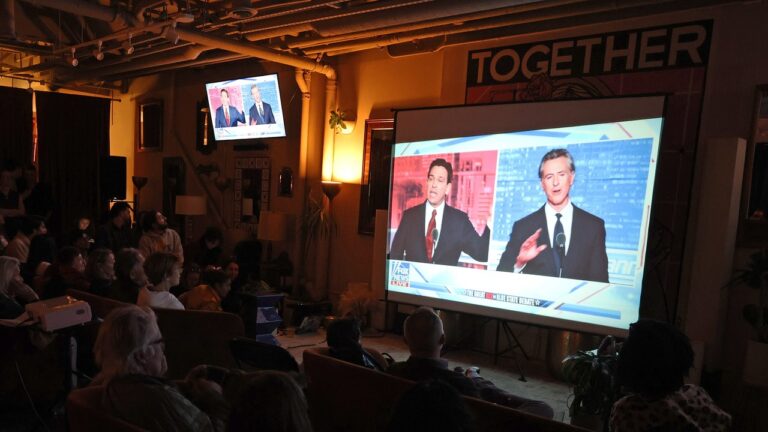 Gavin Newsom a éviscéré Ron DeSantis lors de leur débat sur Fox News, et ce n&rsquo;était même pas proche