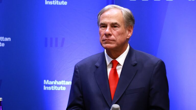 Greg Abbott envoie un avion de migrants à Chicago alors qu&rsquo;il accélère son coup à la frontière
