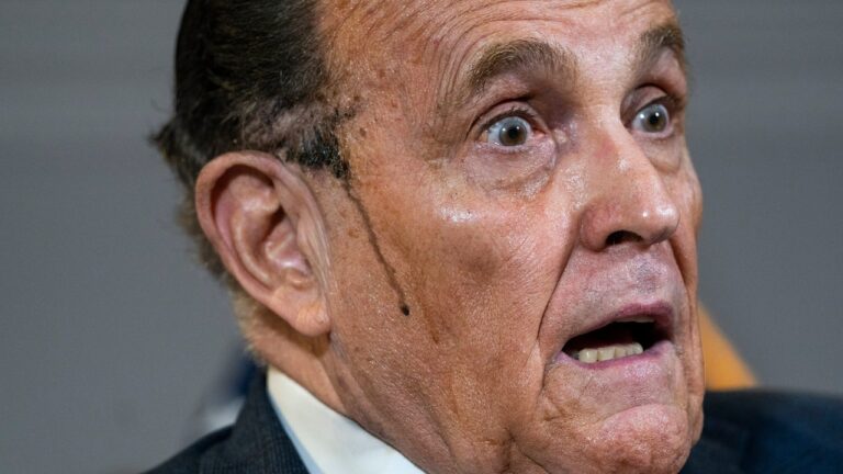 Rudy Giuliani est à un saut, un saut et un saut avant de dire à son compagnon de cellule « Ils m&rsquo;appelaient le maire de l&rsquo;Amérique »