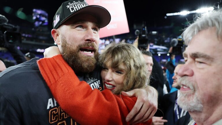 Taylor Swift et Travis Kelce s’embrassent sur le terrain après l&rsquo;apparition des Chiefs au Super Bowl