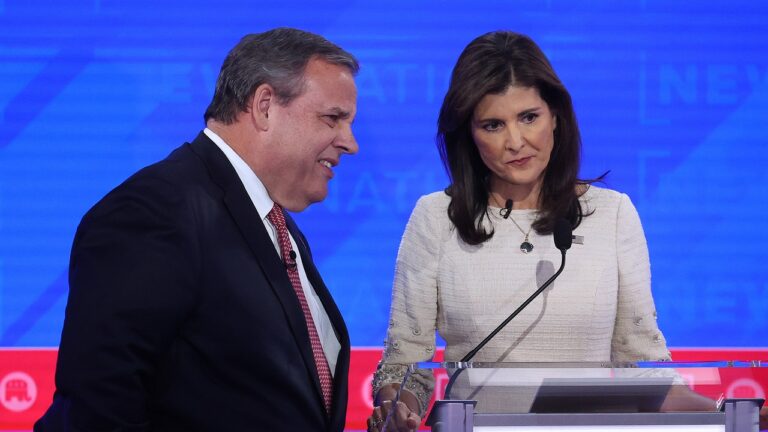 Chris Christie, sur un micro chaud, dit qu&rsquo;il n&rsquo;y a aucun moyen en enfer que Nikki Haley bat Donald Trump