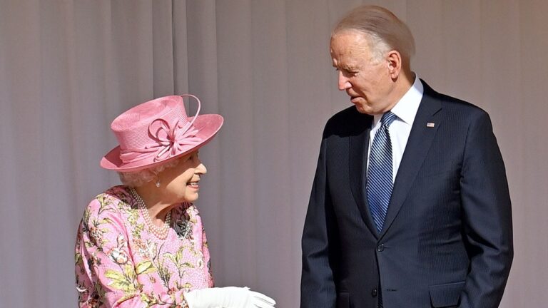 La reine Elizabeth a insisté pour servir Joe Biden lors de son dernier Tea Party